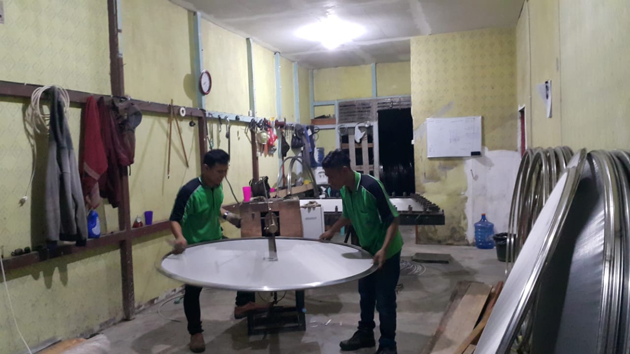 Proses pemasangan ring tengah merupakan tahap akhir dari penggantian mesh