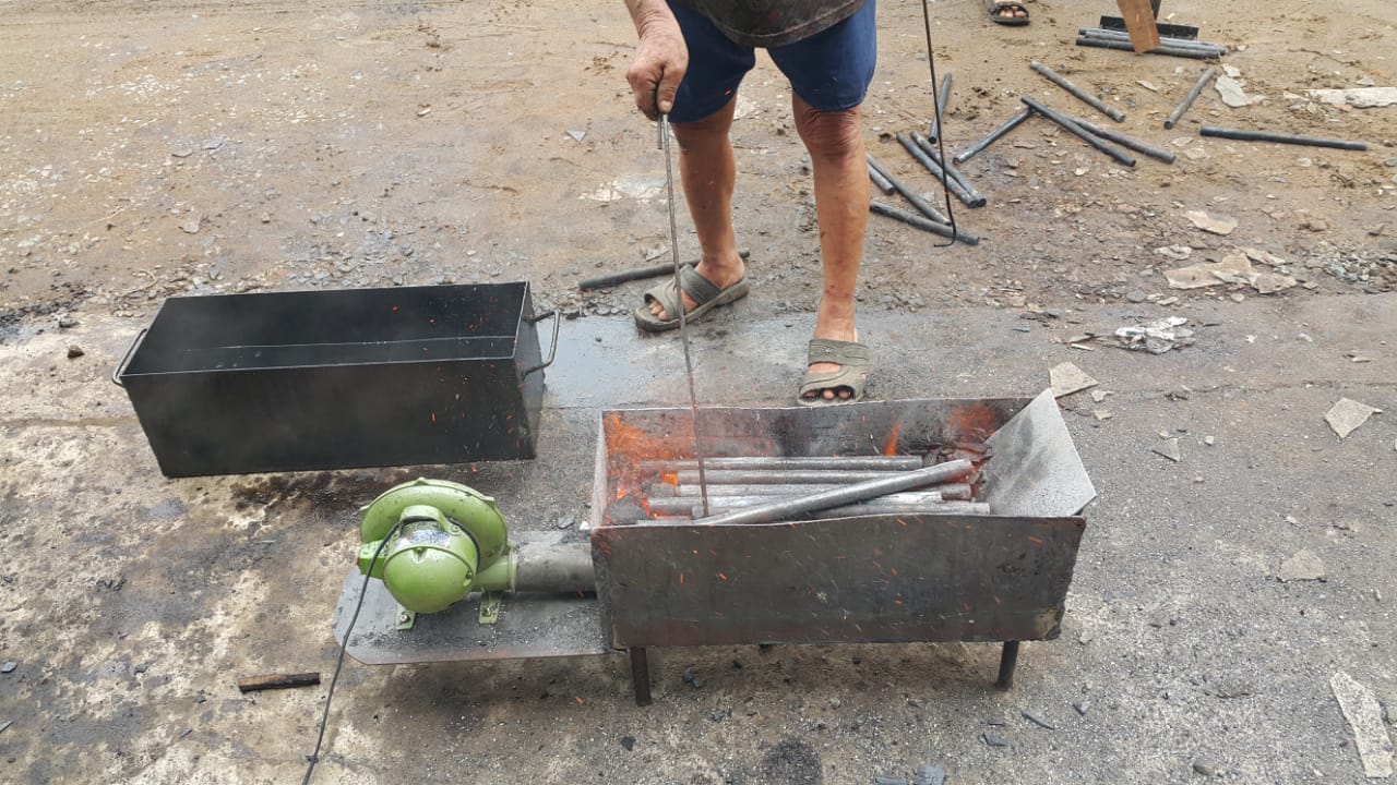 Setelah pemotongan bahan sesuai ukuran permintaan dari user maka dilakukan hardening atau pengerasan. Bahan utama yang dipakai material AISI 4340
